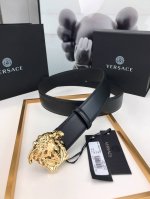 此款皮革腰带饰有标志性的Versace美杜莎头像搭扣，彰显品牌格调。是一款精美的衣橱必备单品。4.0Cm宽，