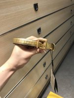 配送专柜包装 打孔针 特 宽20 Mm，原单进口双面头层牛皮，搭配原单钌钯电镀F扣，支持Nfc 手感.油边近乎完美，原产皮料定制，质感无可挑剔，出众的细节，高清