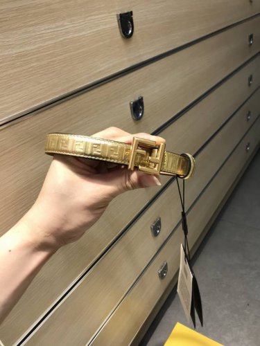 配送专柜包装 打孔针 特 宽20 Mm，原单进口双面头层牛皮，搭配原单钌钯电镀F扣，支持Nfc 手感.油边近乎完美，原产皮料定制，质感无可挑剔，出众的细节，高清