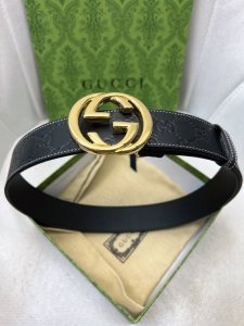 古驰：原单头层牛皮压花面，内衬头层牛皮平纹底．搭配原单扣．此款腰带双面采用意大利原定厂制进口牛皮带身 ，对专版柜足宽4.0宽