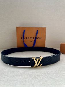 本款3.4宽 LV Initiales 双面腰带选用崭新荔枝皮革，以丰盈触感演绎图案的放大版本 金属 LV 搭扣呈现效果，摩登设计实现灵活搭配