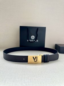 宽度3.5Cm此款35全牛皮皮带，饰有金属Greca搭扣，正面刻有Versace Logo。 Greca Goddess搭扣 Logo雕刻 材质：100%牛皮