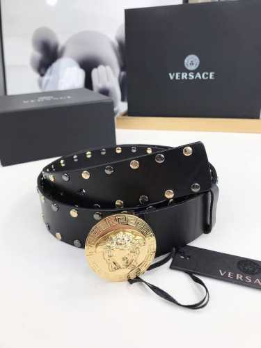 皮革腰带，以经典 Versace 美杜莎头像装饰，皮带配有闪亮五金，增添造型魅力。完美时尚必备单品。4.0宽