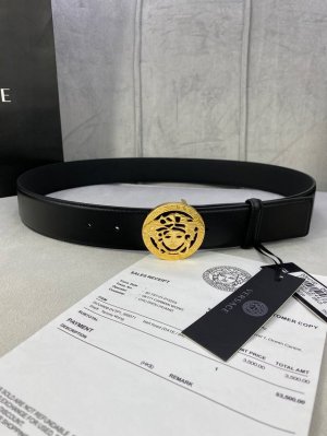 宽度3.8Cm Versace 范思哲 此款平面皮带采用小牛皮制成，配有一枚真空电镀美杜莎头像腰带扣，采用穿孔闭合。