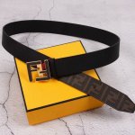 fendi 芬迪 宽38Mm 标志造型宽皮带。原版Ff双层扣，进口原版小牛皮制成。印有浮雕黑Ff 图案。镀金表面金属制品，品质保证。