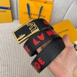 寬40Mm 同步新款！Lv Shape雙面腰帶以全新togo荔枝紋小牛皮 壓花絲印而成的藍色大logo圖案 搭配亮光lv Shape搭扣 外形時尚.正裝和便裝皆