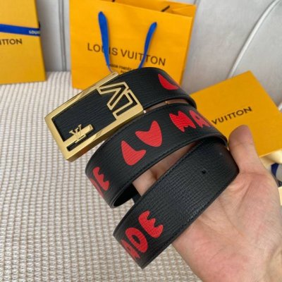 寬40Mm 同步新款！Lv Shape雙面腰帶以全新togo荔枝紋小牛皮 壓花絲印而成的藍色大logo圖案 搭配亮光lv Shape搭扣 外形時尚.正裝和便裝皆
