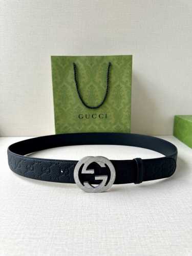 宽度4.0Cm Gucci典藏设计中的标志性元素于早秋系列焕发新意。这款腰带选用黑色超级双G牛皮打造，互扣式双G不锈钢五金 调配件更添个性魅力。