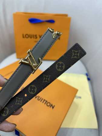 Pretty Lv 路易威登 双面腰带以耀目金属雕琢 Lv Initiales 搭扣和末端的不完整 Monogram 花卉，凝聚工艺淬炼和创意巧思。宽度2.0C - 点击图像关闭
