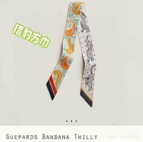 爱马仕Hermes“猎豹Bandana”Twilly小丝巾 Twilly真丝缎带 100%桑蚕丝 。 这款小巧的真丝配饰佩戴方式千变万化，可为您的日常造型增添灵
