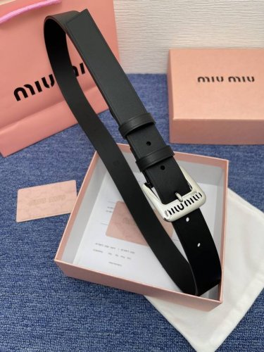 特 缪缪miumiu 全套包装 专柜新款 这款小牛皮腰带是提升别致造型品味的理想之选。镂空雕刻logo徽标搭配方型针扣，手感柔软细腻,夏季裙子必备非常时尚百搭.