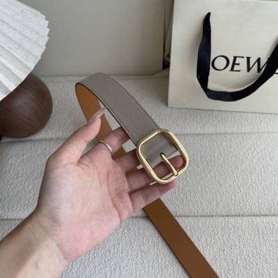 特 Loewe新款柔软粒面牛皮革腰带，圆形搭扣，3.2Cm宽，五孔调节，镌刻Loewe标志。颜色：粘土色 金扣