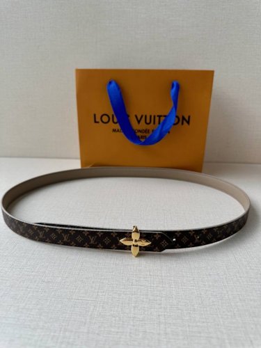 本款2.0宽Lv Iconic 双面腰带以中央 Lv Iconic 搭扣的耀目光泽道出品牌格调。皮革和 Monogram 帆布的细腻缝线见证匠心细节，纤细尺寸提