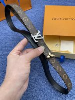 【品牌】Lv 2.0Cm 特P200 【描述】这款饰有Lv带扣的腰带配以水牛皮衬里，覆以Monogram 牛皮。展现细腻的品牌特质，是牛仔裤的理想配件 lv字母