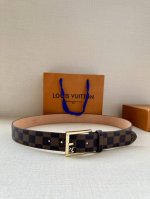 本款3.4宽腰带取材路易威登经典 Monogram 帆布，为圆润搭扣镂刻 Lv 字母 Monogram 帆布 正绒面革内衬 金属件 搭扣镂刻 Lv 字母