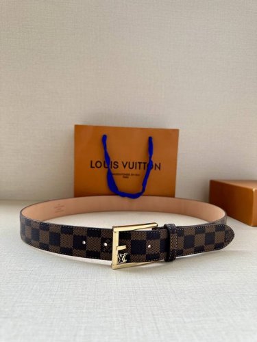 本款3.4宽腰带取材路易威登经典 Monogram 帆布，为圆润搭扣镂刻 Lv 字母 Monogram 帆布 正绒面革内衬 金属件 搭扣镂刻 Lv 字母
