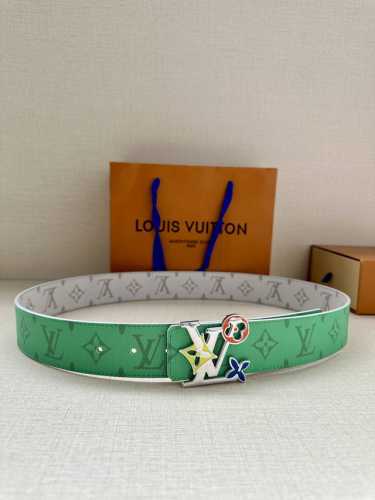 特 Louis Vuittonlv路易威登绿色徽标印花双面腰带双面腰带令 一展艺术气息。Lv Pyramide 抛光金属搭扣再添品牌底蕴。