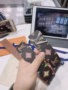 特 P190 Lv 全套包装 4.0Cm进口小牛皮压花, 专柜正品1:1完美复刻. 原版底皮, 采用热压印技术的Signature皮革精制而成，触感厚实，印花图