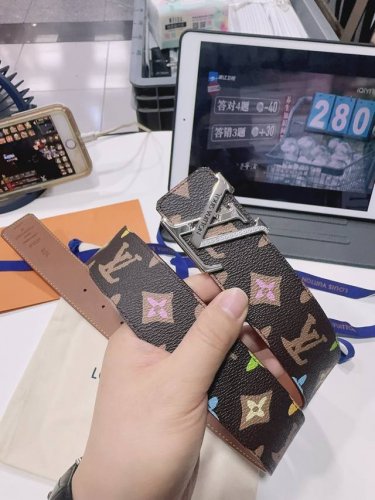 特 P190 Lv 全套包装 4.0Cm进口小牛皮压花, 专柜正品1:1完美复刻. 原版底皮, 采用热压印技术的Signature皮革精制而成，触感厚实，印花图