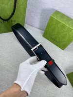 宽度4.0Cm Gucci 皮革腰带带有经典方形带扣，带环上装饰品牌条纹。对品牌的精巧致敬，于1950年代由gucci引入，诠释出其精致的马术风格。