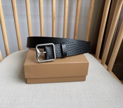 新款 Burberry 巴宝莉专柜同步上新 意大利精制腰带 选用全粒面小牛皮面料打造 搭配镀钯金B字型扣环 宽:3.5Cm 精致优雅简单大方