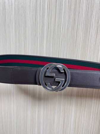 这款双面腰带采用红绿织带与深棕色牛皮革，搭配可拆卸互扣式双G搭扣，为2025秋冬系列再添新作。4.0宽包边接皮挂扣 - 点击图像关闭