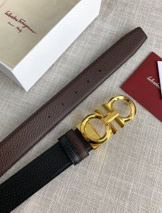 配全套包装盒 菲拉格慕L双面可调式皮带，配有亮光钯色Gancini双扣，为优雅造型增添一丝精致格调。黑色配咖啡，双面可用。该皮带可调节，且能根据需要剪裁，达到修