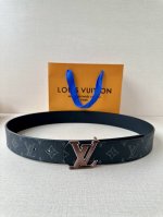 4.0宽 Lv Dimension 双面腰带将创意传承与华美街头风范共冶一炉，彰显创意总监 Pharrell Williams 的时尚远见。Monogram 帆