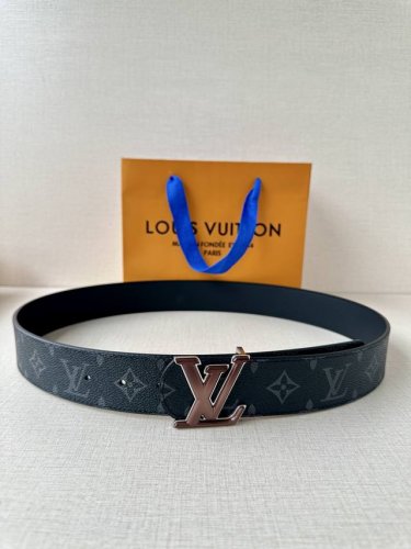 4.0宽 Lv Dimension 双面腰带将创意传承与华美街头风范共冶一炉，彰显创意总监 Pharrell Williams 的时尚远见。Monogram 帆
