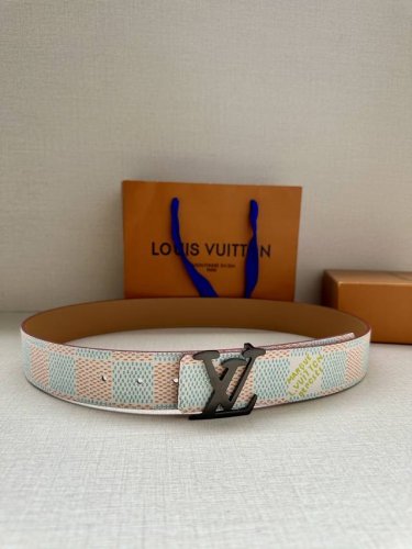 4.0宽 本款 Lv Initials 双面腰带凝聚 Pharrell Williams 对典藏设计的灵感探索，通过焕新 Damier 图案和 Marque L