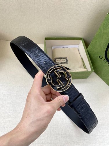 宽度4.0Cm Gucci将古驰过去和现在设计理念联系起来，综合以新的方式出现，并带有当代流行元素。Gucci的字母组合在这条腰带上的黑色皮革上以浮雕细节的形式