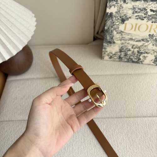 Dior新款腰带采用光滑牛皮材质精心制作，搭配富有光泽的金色饰面金属腰带扣，彰显优雅线条，并镌刻以Cd标志，点缀以两颗白色珍珠装饰。经典优雅，可与牛仔裤、半身裙