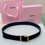 特 Miumiu 23 金属搭扣. 腰带环饰有激光雕刻徽标，这款皮革腰带设计简约而优雅 ，腰带伴环以Miu Miu徽标 进口牛皮腰带 3.5Cm