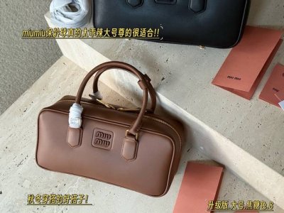 升级版配盒 Size：28.5*14Cm 大 Miumiu保龄球 公文包 包包甜度刚好！ 很难不爱啊啊！ 可手拎也可斜挎 绝对不是小废包哦容量足足的~~ 出场就