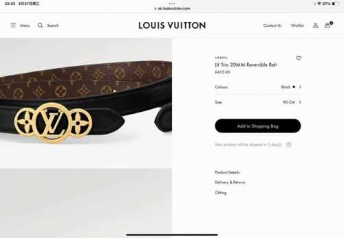 特 Lv Trio 双面腰带拼合细腻牛皮革和 Monogram 帆布，为中央金属搭扣聚焦 Lv Circle 标识和 Monogram 花卉，雅致设计实现更多造