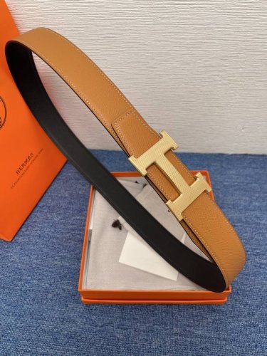 品牌 爱马仕 550107 描述 采用高级真皮精制而成，触感厚实，饰以商标带扣。腰带为意大利尺寸，请在购买前参阅腰带尺寸指南. 铜扣金属配件 黑色皮革，采用环保