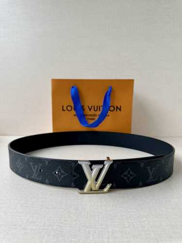 4.0宽 Lv Dimension 双面腰带将创意传承与华美街头风范共冶一炉，彰显创意总监 Pharrell Williams 的时尚远见。Monogram 帆