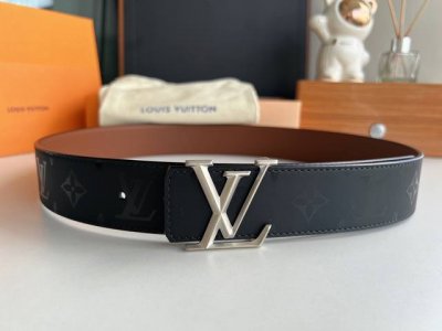 黑花男款双面Pyramide小牛皮棕色腰带，经过全新设计的Lv Pyramide搭扣，搭配纯黑或亮蓝配色的Monogram Lllusion皮带。M9346 顶