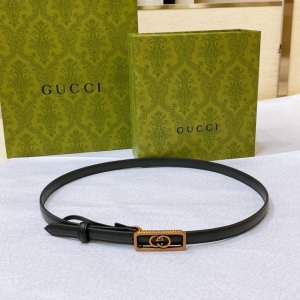 p210 gucci 这款腰带采用Gsupremepvc制作，匠心点缀品牌标志性的双G 元素，彰显品牌的马术传承。背面再添方形搭扣，演绎出众造型1.5Cm