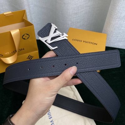 寬度40Mm Louis Vuitton 腰帶 ！正品買版打造 ！寬度40由極為柔軟的新版utah皮革裁制而成，表面粒紋清晰可見，此款腰帶配有雙層縫線，