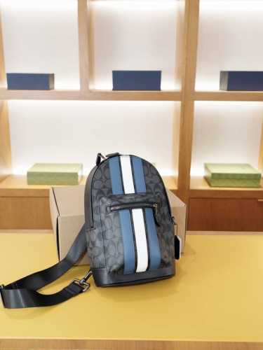 蔻驰 官网同步 高版本 胸包 永恒不过时的标志性产品 纯原单牛皮 顶级五金制作 非市面普通版本 今年Coach最爱的款式 全部实拍 实用性非常高 完全不用担心穿