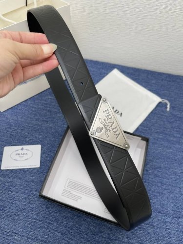 普拉达 双面原版皮，原板扣、这款饰有带扣的腰带配以水牛皮衬里，覆以Monogram 牛皮。展现细腻的品牌特质，是牛仔裤的理想配件 Monogram牛皮；2024