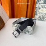 Dior迪奥腰带刺绣字母工艺搭配黑色粒面牛皮革里料，金属覆层黄铜腰带扣设计，镌刻有“Dior”标志，巧妙地提升格调，宽3.5Cm
