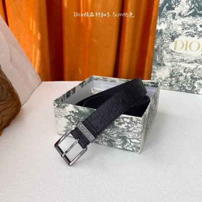 Dior迪奥腰带刺绣字母工艺搭配黑色粒面牛皮革里料，金属覆层黄铜腰带扣设计，镌刻有“Dior”标志，巧妙地提升格调，宽3.5Cm