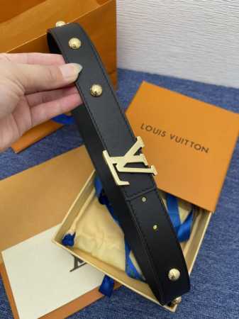 品牌 Lv 3.0Cm 描述 这款饰有lv带扣的腰带配以水牛皮衬里，覆以monogram 牛皮。展现细腻的品牌特质，是牛仔裤的理想配件 Lv字母带扣 Monog - 点击图像关闭