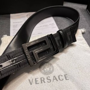 特 范思哲 宽4.0Cm 头层牛皮 新款 皮带，饰有雕刻Logo的Greca搭扣
