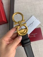 配送专柜全套礼盒包装。Ferragamo菲拉格慕 高级定制款男士皮带，带身3.5Cm 采用双面头层荔枝纹！双面可用！真材实料很有质感，时尚经典不失风范，可自行裁