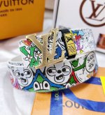 皮带：Lv..路易..顶级原单复刻. 腰带：百分百头层牛皮，保证真皮。雕花工艺24K纯钢扣涂鸦彩绘图案艺术双面可用专柜同等质量， 送人自用首选 包装： 请认准如