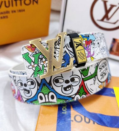 皮带：Lv..路易..顶级原单复刻. 腰带：百分百头层牛皮，保证真皮。雕花工艺24K纯钢扣涂鸦彩绘图案艺术双面可用专柜同等质量， 送人自用首选 包装： 请认准如