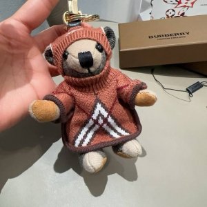 Burberry代工厂P小熊挂件，巴宝莉毛衣泰迪熊钥匙扣包饰挂件 温柔到心里 准备已久、精致自留 ！ 内部填充物与专柜一致，手感真的很赞 五金扣全部采用电镀工艺
